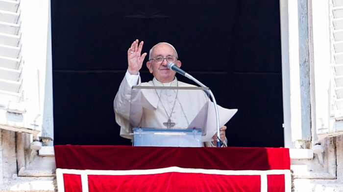 El Comercio, “Papa Francisco reza por Ecuador, asegura el Arzobispo de Quito” El Comercio, “Papa Francisco reza por Ecuador, asegura el Arzobispo de Quito”