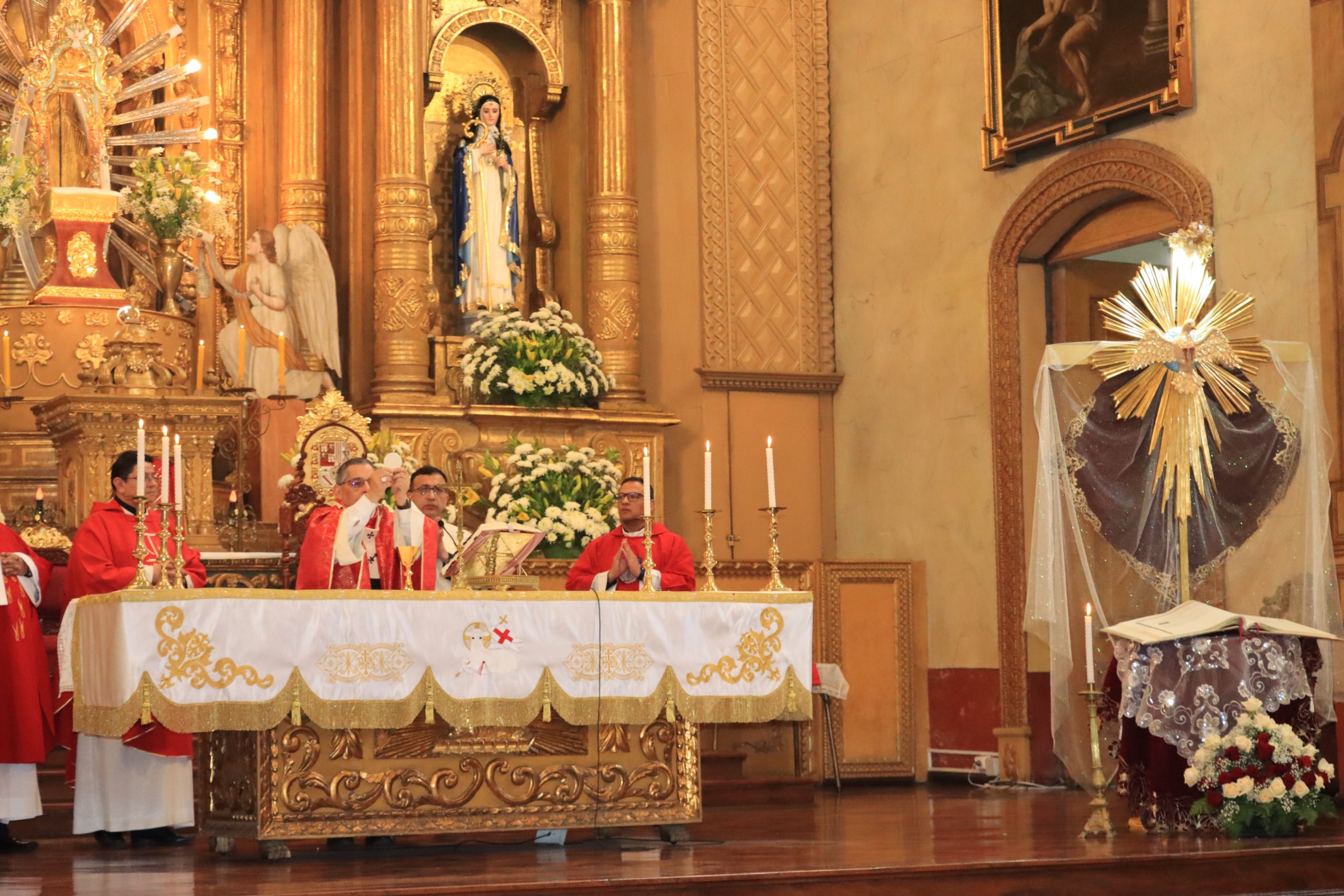 Mons. Alfredo José Espinoza Mateus, sdb, Arzobispo de Quito, convoca a todo el pueblo fiel de Dios al Año de la Eucaristía. Mons. Alfredo José Espinoza Mateus, sdb, Arzobispo de Quito, convoca a todo el pueblo fiel de Dios al Año de la Eucaristía.