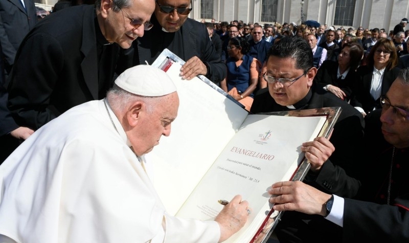 Zenit , “Papa Francisco bendice el evangeliario para el Congreso Eucarístico Internacional de Ecuador” Zenit , “Papa Francisco bendice el evangeliario para el Congreso Eucarístico Internacional de Ecuador”