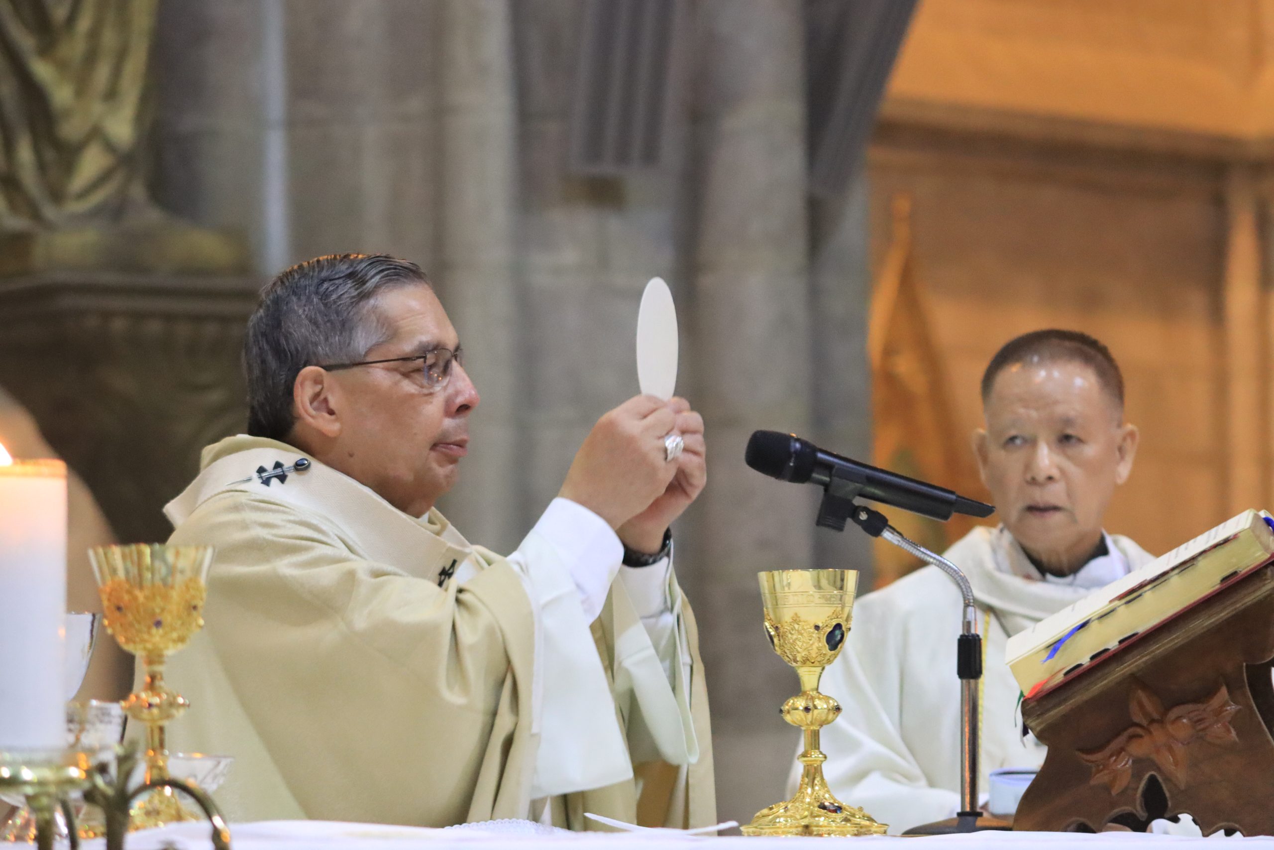 ACIPRENSA – Archbishop of Quito: The pierced Heart of Jesus heals hatred and violence.