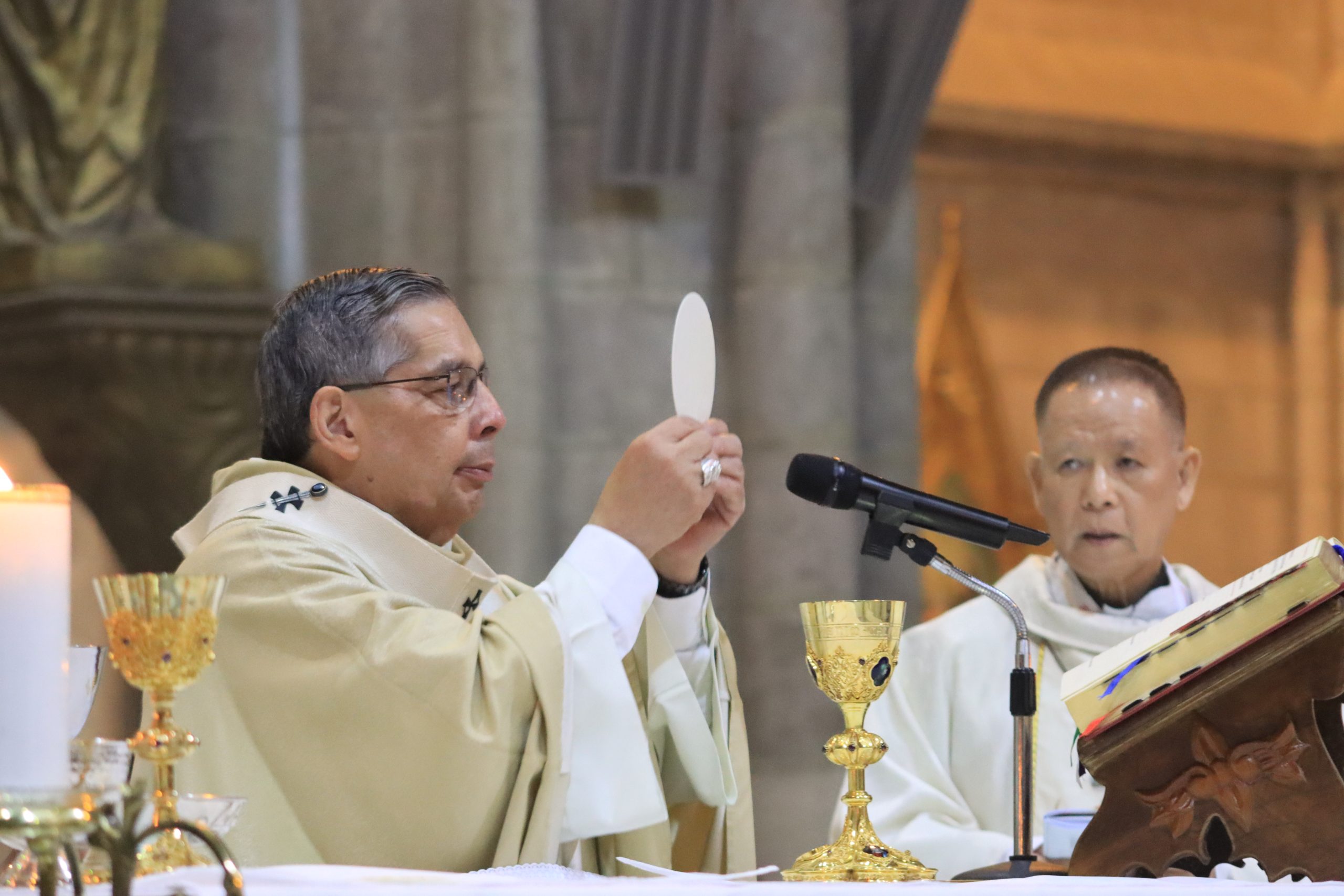 ACIPRENSA – Archbishop of Quito: The pierced Heart of Jesus heals hatred and violence. ACIPRENSA – Archbishop of Quito: The pierced Heart of Jesus heals hatred and violence.
