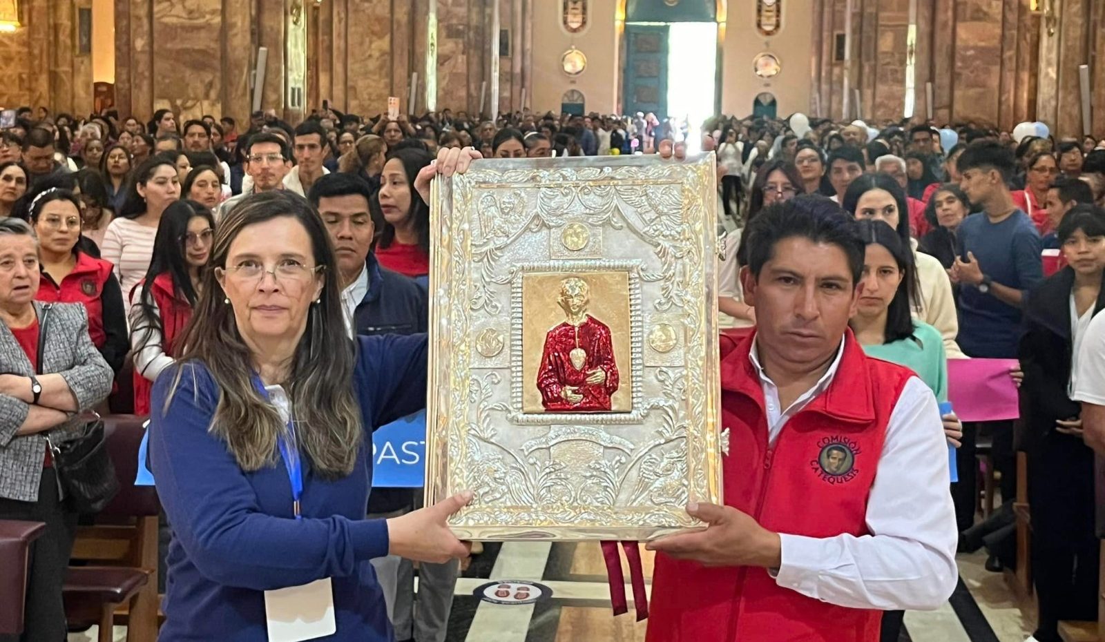 Cuenca se unió en oración durante la visita del Evangeliario, símbolo del IEC 2024