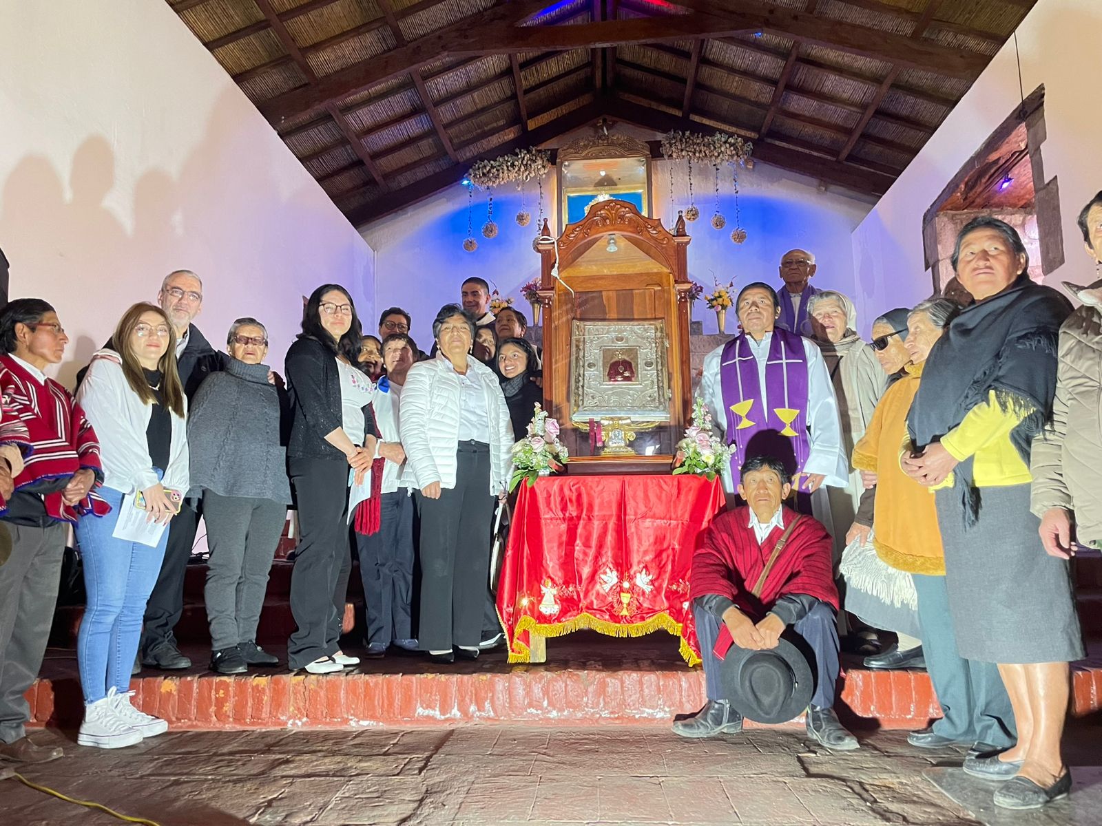 El Evangeliario culminó su recorrido por Riobamba en un ambiente de celebración y agradecimiento El Evangeliario culminó su recorrido por Riobamba en un ambiente de celebración y agradecimiento