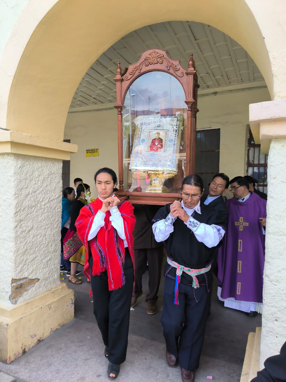 La Diócesis de Azogues recibió el Evangeliario con solemnes procesiones