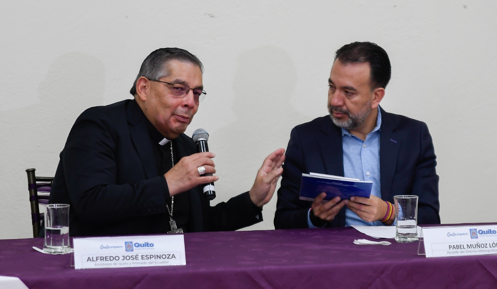 Arzobispo entregó el Documento Base del IEC2024 al Alcalde de Quito
